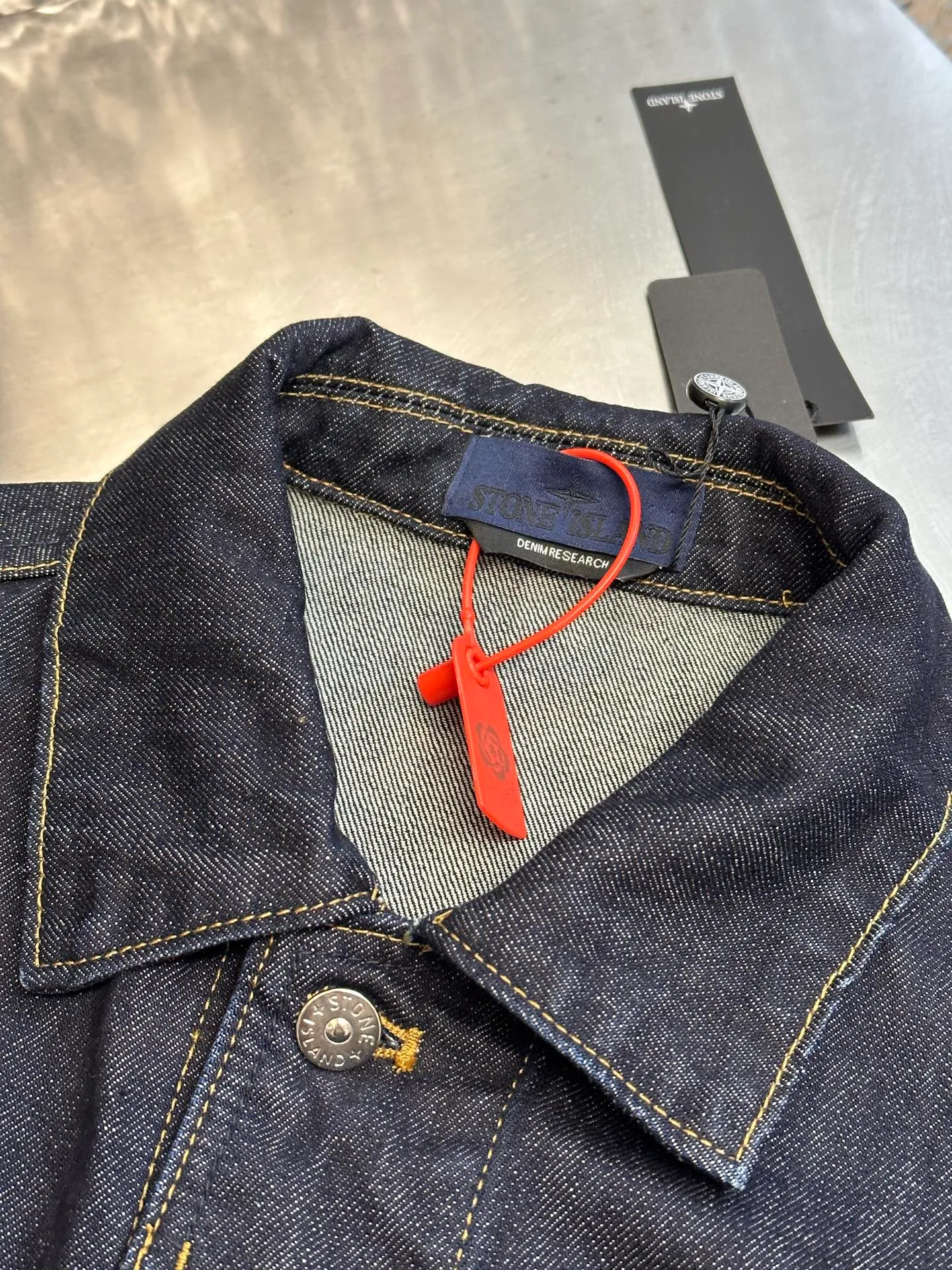 P520 Stonelsland Stone Island emblem denim jacket is made of custom-made high-density twill denim fabric. The front chest pocket is cut into the front panel in a golden ratio. The iconic Stonelsland emblem is embellished on the sleeves, like a unique medal, highlighting the brand's imprint. The whole piece of clothing is washed with medium filial piety, using a special solution to remove stains and slight fading, and then snowflake washed, using a strong washing method to fade the color to make it more uniform. The whole piece of clothing is stitched together using an embedded clamping machine. By changing the needle position, the embedded clamping machine can control the distance between the two needles to achieve seamless, smooth and tidy splicing. Size: s m l xl